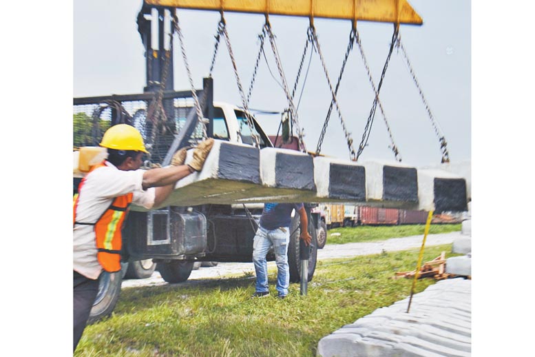 Las autoridades comenzaron el reemplazo de piezas en la vía del tren.