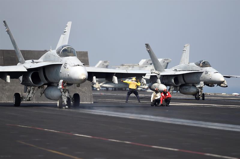 Aviones F/A-18 de la Marina estadunidense se preparan para despegar del portaaviones USS George H.W. Bush en el Golfo Pérsico