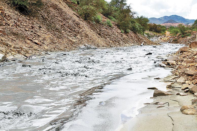 En tanto se realizan pruebas, el consumo de agua está restringido.