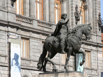 La estatua de El Caballito: La estatua se construyó en honor a Carlos IV. Se ubica en la plaza Manuel  Tolsá frente al Museo Nacional de Arte.