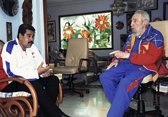 En esta imagen facilitada por Cubadebate podemos ver a Maduro (i) durante su reunión con Fidel Castro (d) el martes en La Habana