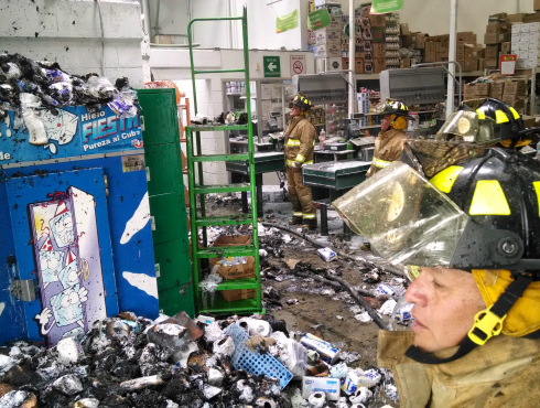 Un incendio en una bodeda de autoservicio en avenida Xola fue controlado por los bomberos.