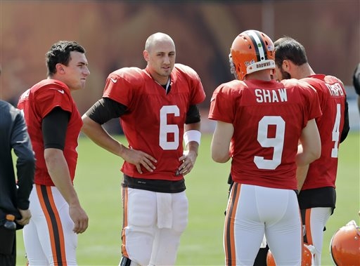 Johnny Manziel, Brian Hoyer (6), Connor Shaw (9) y Tyler Thigpen durante el entrenamiento de los Browns 