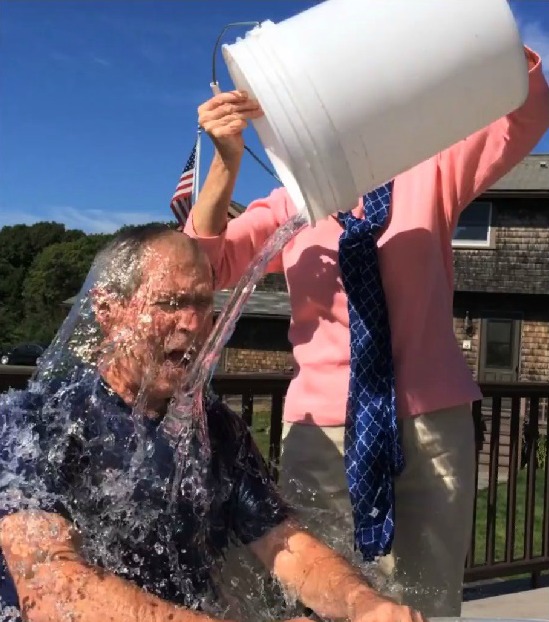 Laura Bush lanzó agua helada al ex presidente para cumplir el 'Ice Bucket Challenge'.