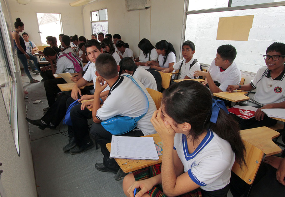 Los alumnos apenas y se pueden mover en las aulas móviles.