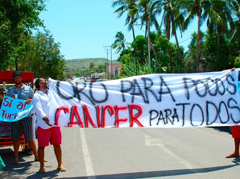 Con grandes mantas que dicen “Prohíban la minería tóxica en BCS,” y “Agua Vale  Más que Oro”, pobladores se manifestaron.