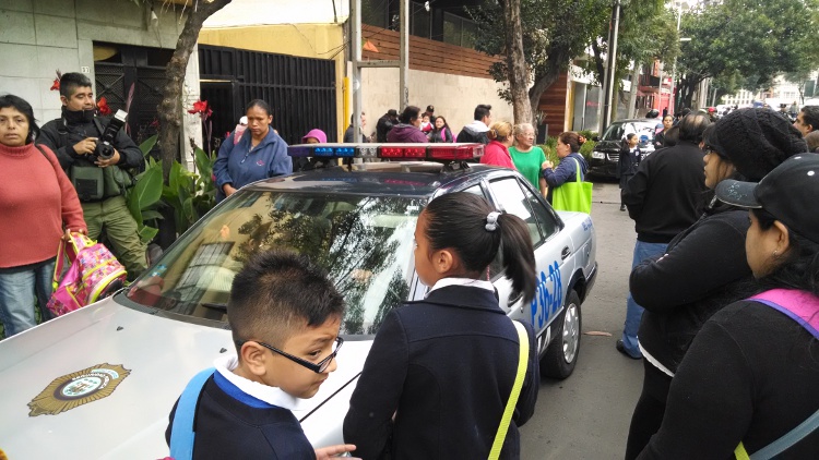 Durante 40 minutos la mamá y el menor señalo como agresor permanecieron dentro de la patrulla