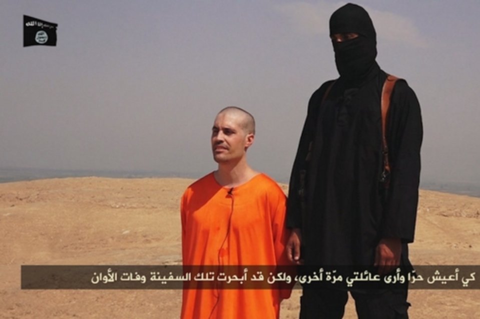 El periodista estadunidense James Foley, momentos antes de ser asesinado por su verdugo (d), un miembro del Estado Islámico