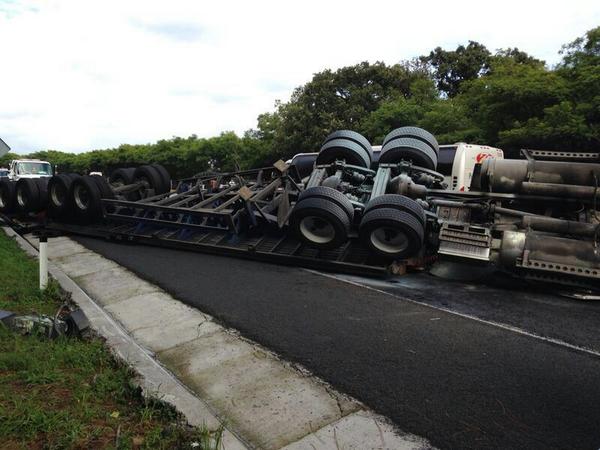 El tráiler volcó a la altura del kilómetro 74.