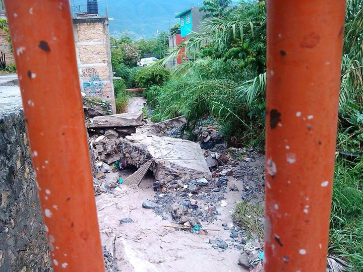 Las fuertes lluvias en Chilpancingo provocaron inundaciones y la caída de bardas.