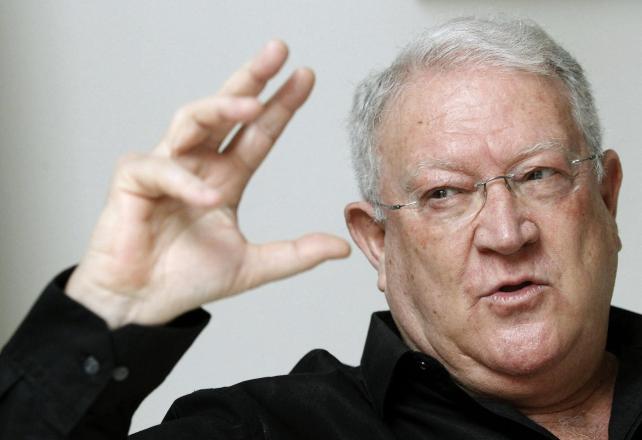 Juan José Armas Marcelo, escritor español, ha abordado en sus novelas el tema cubano