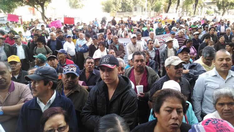 Unas mil personas cierran el paso en la lateral de Circuito.