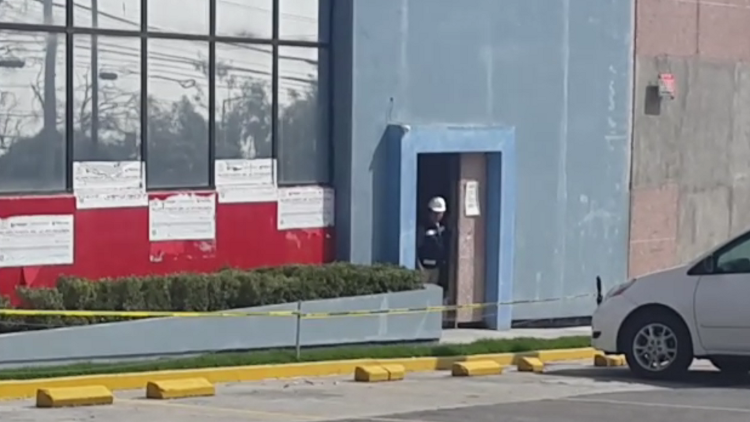 Notivox comprobó que hay gente trabajando a pesar de los sellos de clausura de la obra.
