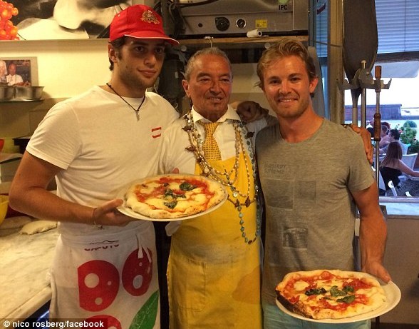 Nico Rosberg busca con sus amigos la mejor pizza 