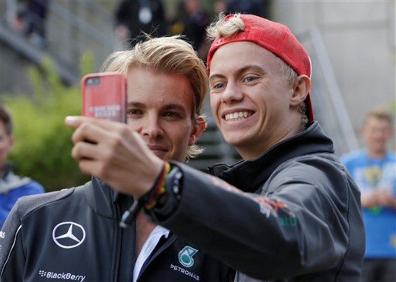 Nico Rosberg tomándose una "selfie" con Lewis Hamilton