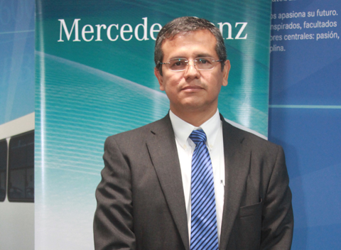 Raúl García, gerente de operaciones de la planta Mercedes Benz, en NL. 