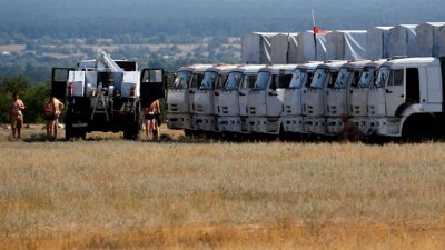Un convoy ruso con ayuda humanitaria cruzó la frontera de Ucrania hacia la zona separatista. Kiev califica la acción de invasión a su territorio.