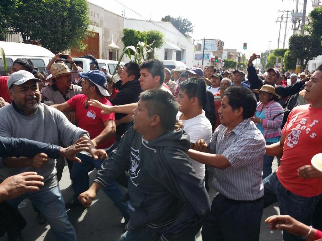 Enfrentamiento entre los campesinos y los ejidatarios.