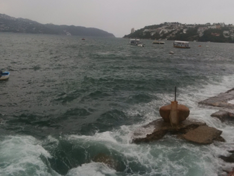 Por las fuertes lluvias cierran el pueto de Acapulco a la navegación. 