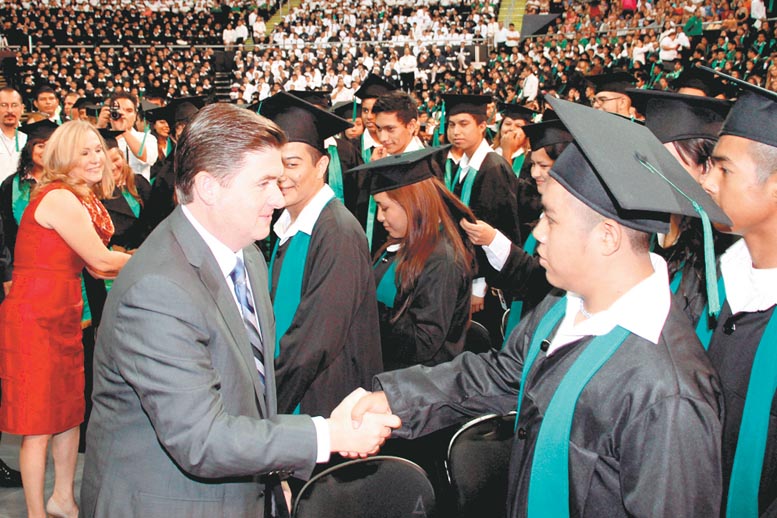 El mandatario estatal felicitó a los alumnos de la generación 2011-2014.