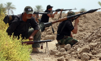 Milicianos chiitas de Saraya al-Salam (Brigadas de Paz), del clérigo Moqtada al-Sadr, luchan contra el EI en Jurf al-Sakhr, al sur de Bagdad
