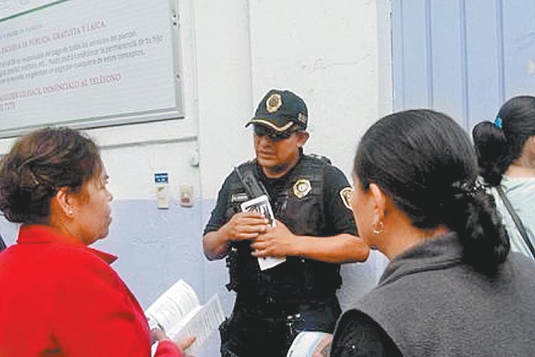Policías vigilan la puerta de la primaria José María Mata.