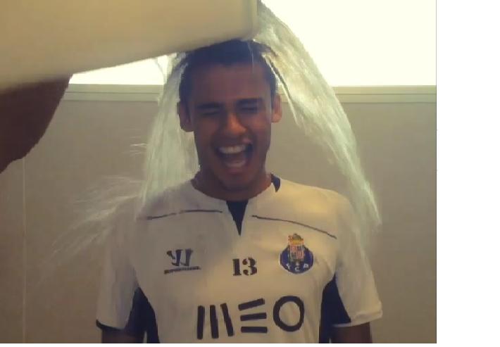 Reyes se unió al Ice Bucket Challenge