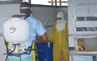 Un trabajador sanitario desinfecta el equipo de un doctor en el hospital Elwa, de la ONG Medecins Sans Frontieres, en Monrovia
