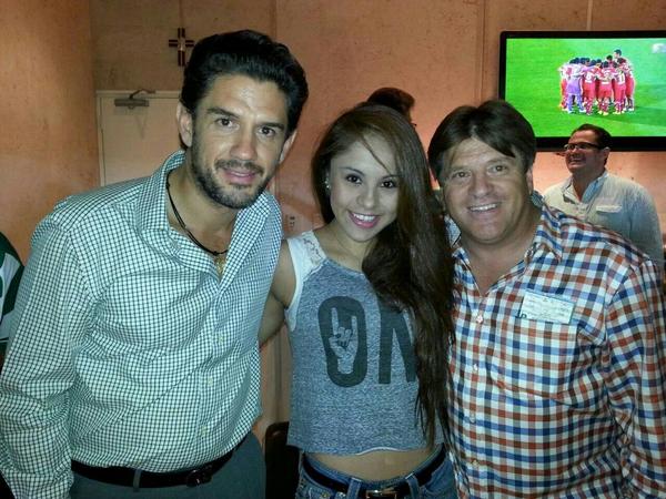 Alejandro Irarragori también recibió a Paola Longoria.
