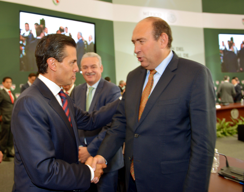 El Presidente Enrique Peña Nieto con el gobernador de Coahuila, Rubén Moreira Valdez. 