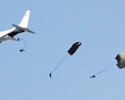 El salto en paracaídas fue una de las maniobras que más gustaron. 