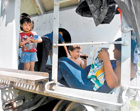 En cada recorrido unos 120 centroamericanos se suben al tren. 