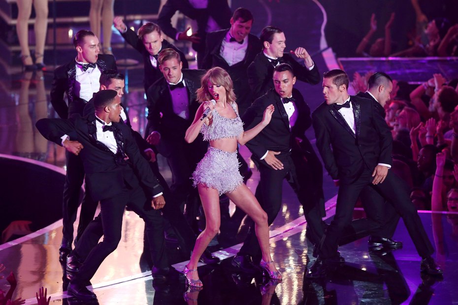 Rodeada de un buen número de trajeados hombres, Swift msotró su sensualidad al ritmo de 'Shake it off'. 