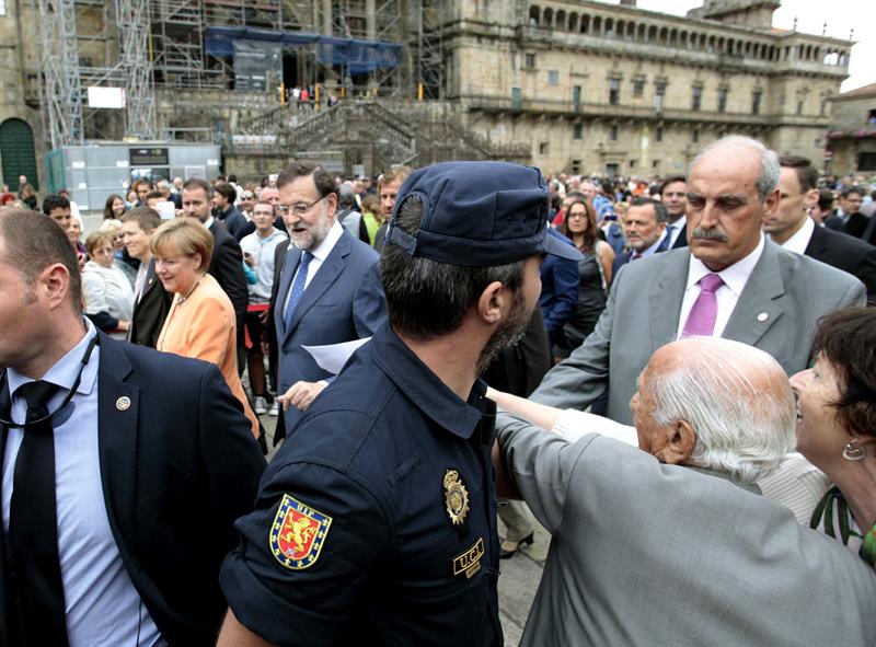 Un activista intentó entregar una carta a Merkel en Santiago de Compostela en la que pide que Alemania pida perdón por su apoyo a Franco