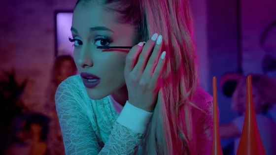 Ariana Grande luce 'sexy' en el video. 