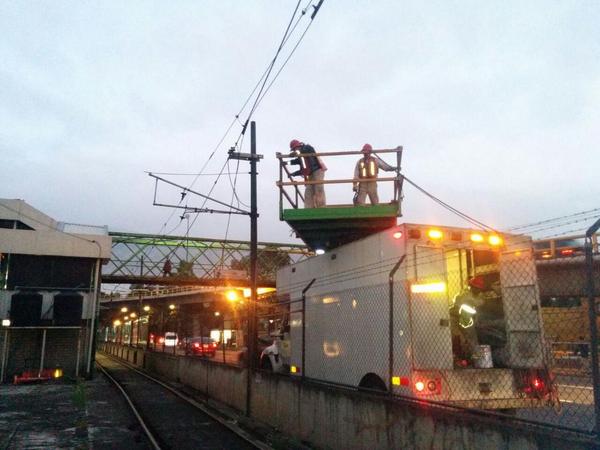 La mañana de este lunes, el tren ligero presentó fallas por lo que se suspendió el servicio en la mita de la línea.