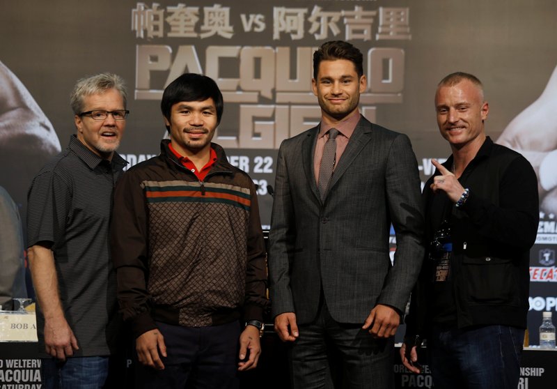 Manny Pacquiao y Chris Algieri durante el inicio de la gira de la presentación de su pelea 
