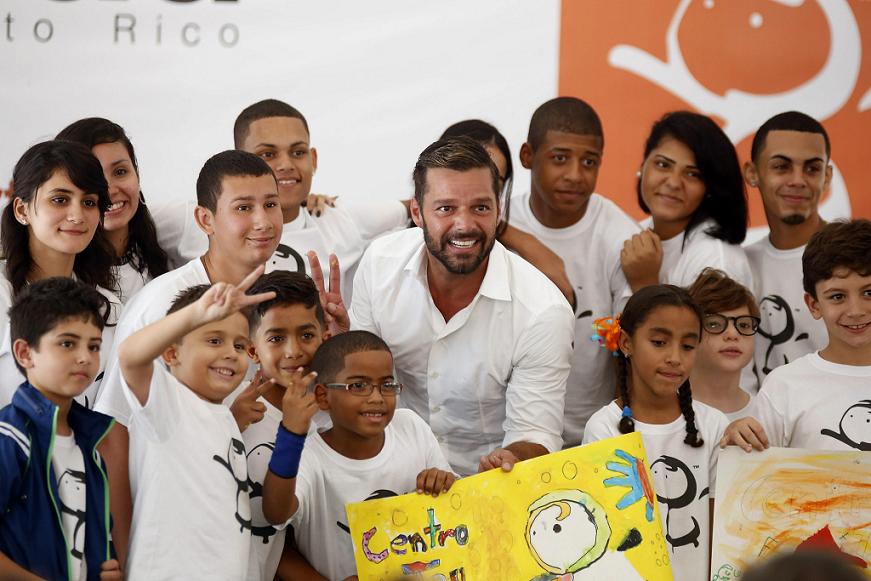 Ricky Martin  se reunió con algunas de los niños que serán beneficiadas. 