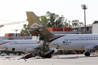 Varios aviones aparecen seriamente dañados por los combates en el aeropuerto de Trípoli