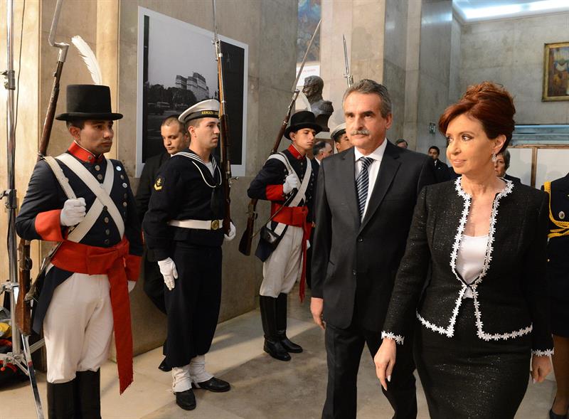 Cristina Fernández (d) con el ministro de Defensa, Agustín Rossi (c), durante una cena de camaradería con las Fuerzas Armadas en Buenos Aires 