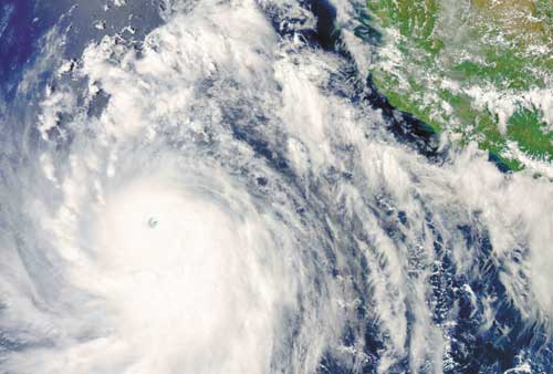 El meteoro está frente a las costas de Colima.