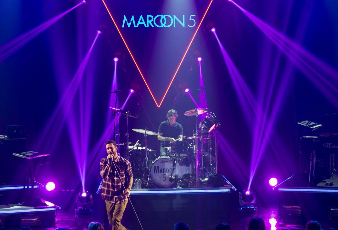 Maroon 5 presentó emocionó con su sonido pop-rock. 