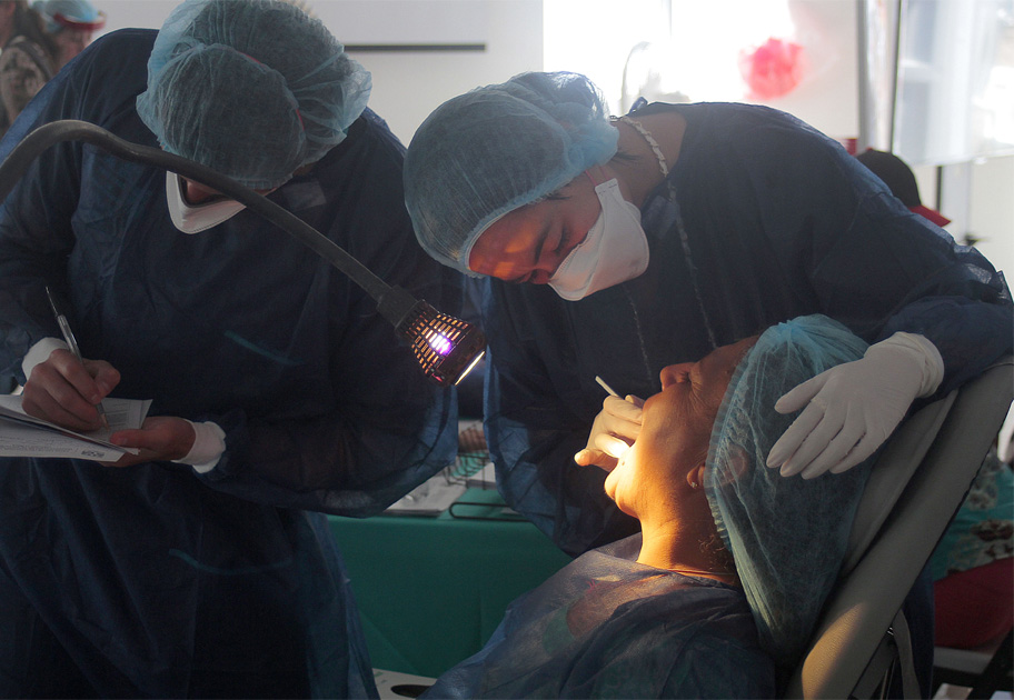 Se ofrecen servicios médicos gratuitos a habitantes de zonas marginadas.