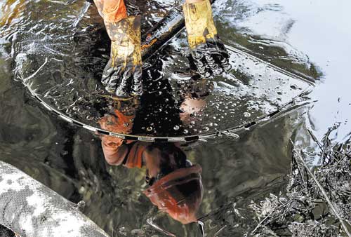 Personal de Pemex intentan sacar el combustible derramado.