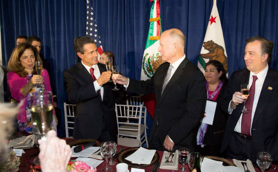 El presidente Enrique Peña Nieto y el gobernador de California, Jerry Brown.