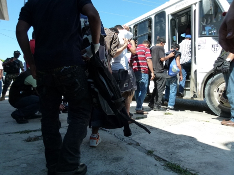 Los rescatados son 26 hombres, 8 adolescentes, 8 mujeres entre ellas una embarazada y dos niños de diferentes nacionalidades, principalmente de Hondur