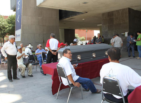Los ex elementos de Tránsito de Monterrey llevaron dos ataúdes a la protesta. 