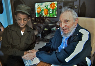 Fidel Castro sostiene la mano del niño Marlon en su casa de La Habana