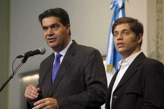 El jefe de Gabinete de Gobierno de Argentina, Jorge Capitanich, acompañado del ministro de Economía, Axel Kicillof