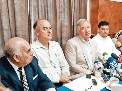 Juan Guillermo Márquez Gutiérrez (tercero de izq. a der.), presidente del Observatorio Ciudadano del Agua, encabezó la rueda de prensa.